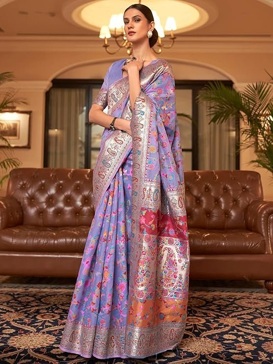 AKHILAM Women's Silk Blend Bandhani Print Kanjivaram Saree Saree With Unstitched Blouse Piece Lavender
